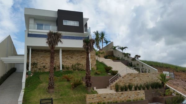 Construindo em Terrenos Aclives e Declives O Que Você Precisa Saber